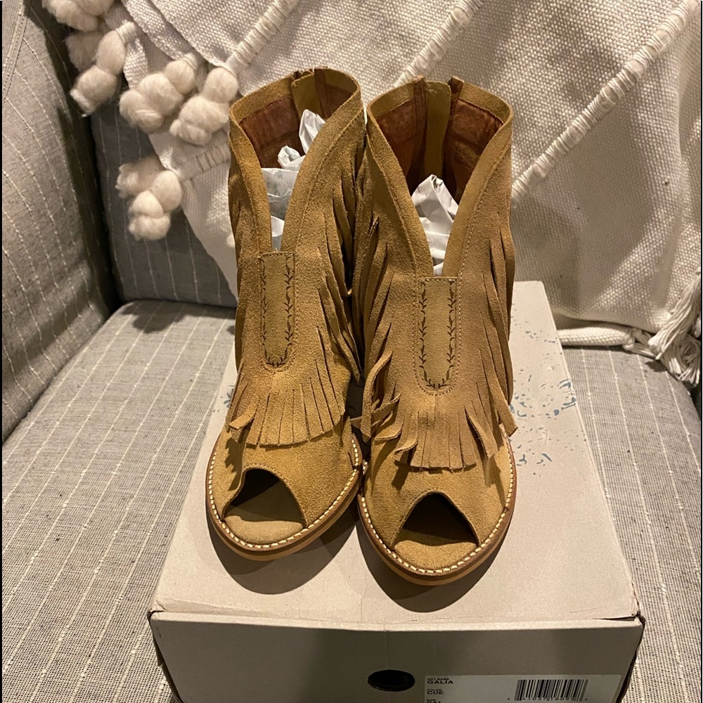 NIB MUSSE & Cloud fringe peeptoes